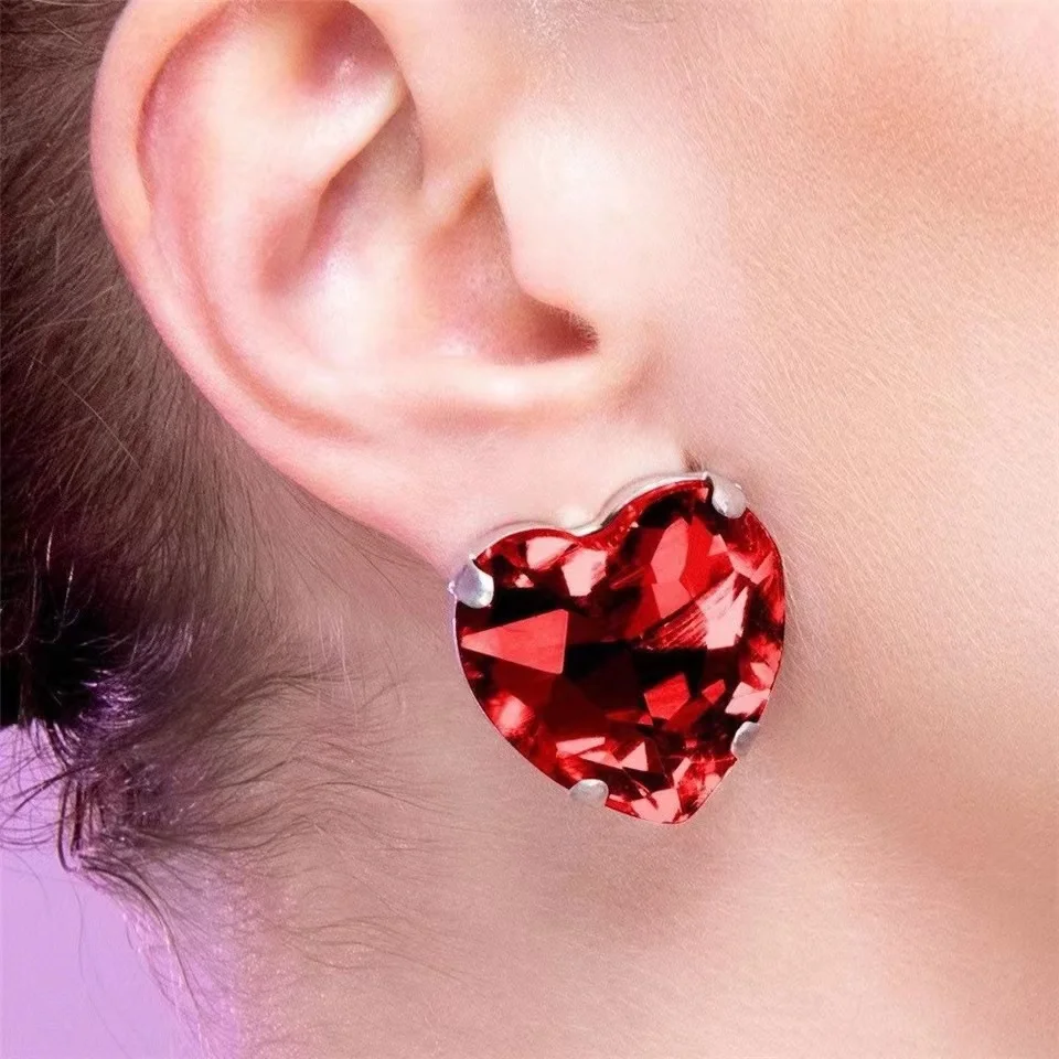 Fashionable and simple women's shiny earrings Elegant heart shaped