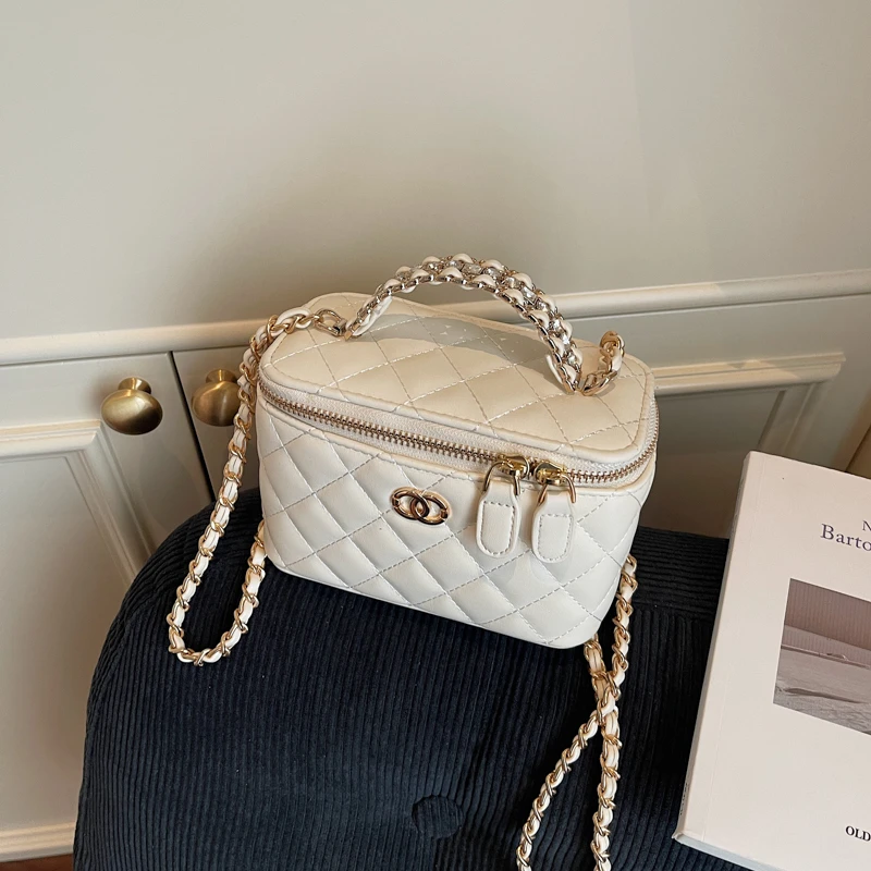 حقيبة يد أنيقة وعصرية، بتصميم فريد وشعار حروف مميز...