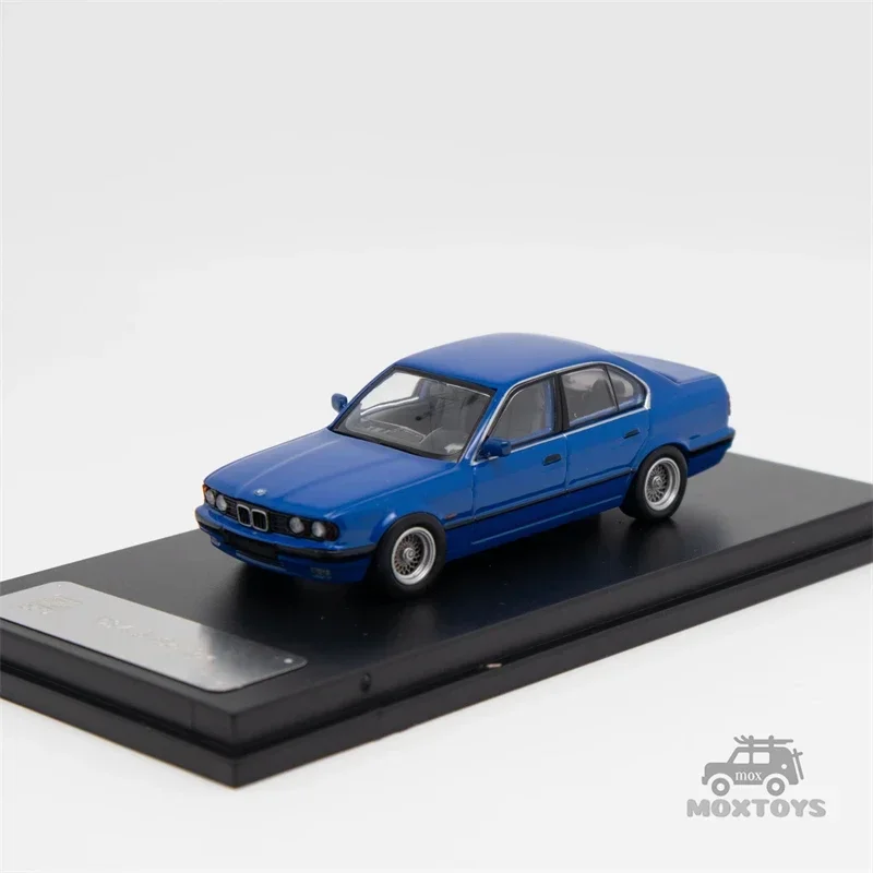 **Pre-Order**DCM 1:64 E34 5-Series Sedan Black / White / Blue limited500 Diecast Model Car