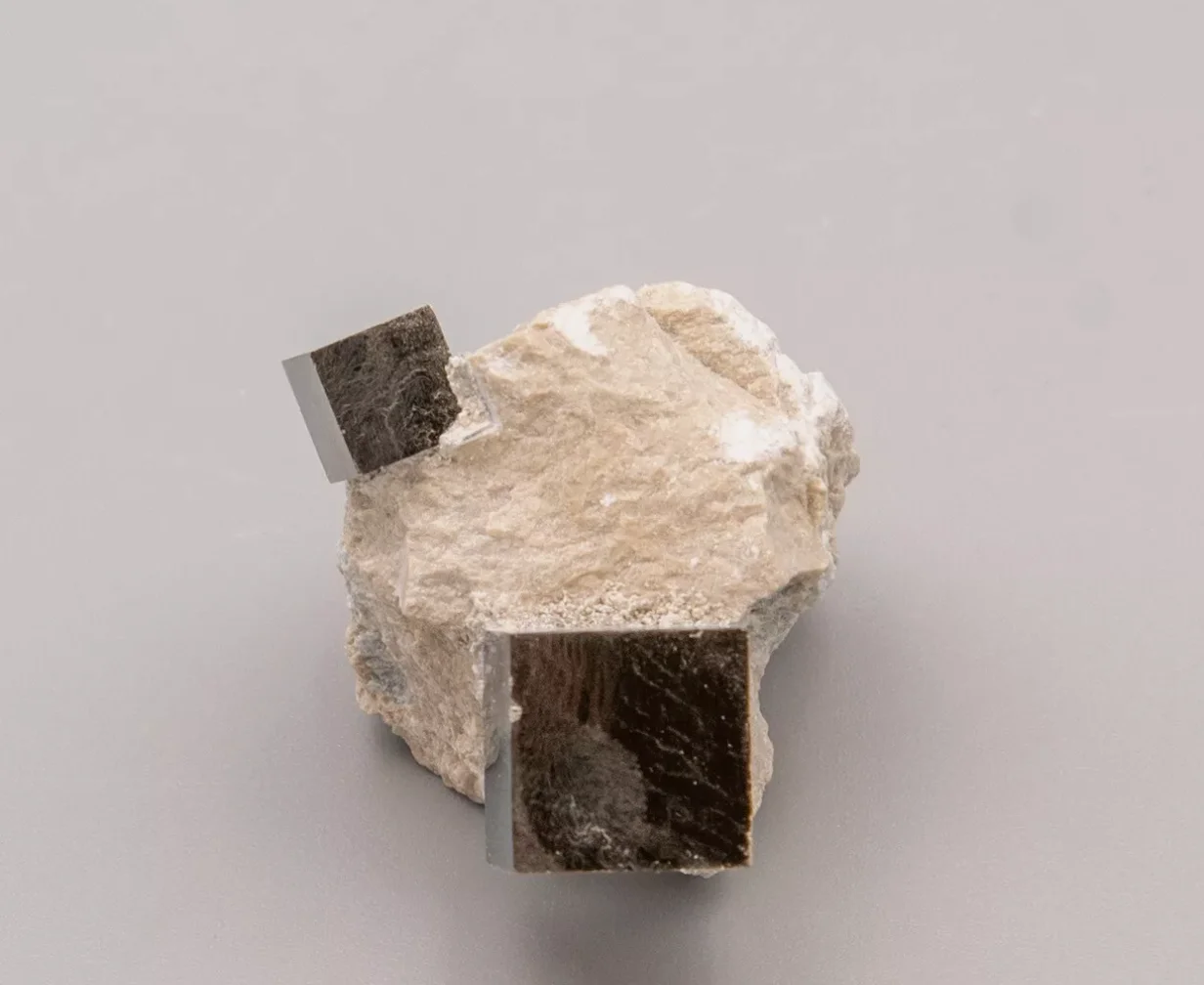 1pcs Natural Peru Pyrite Ore Stone Crystal Mineral Specimen Pyrite Cube Cluster Energy Home Decoration 2