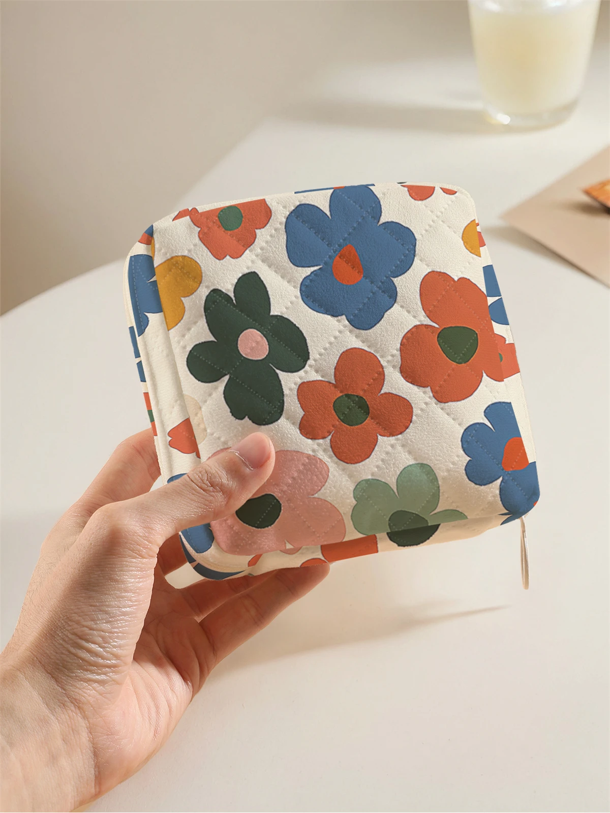 1 portable sanitary napkin storage bag, made of seaweed turtle pattern and diamond mesh material, lightweight women's tissue bag