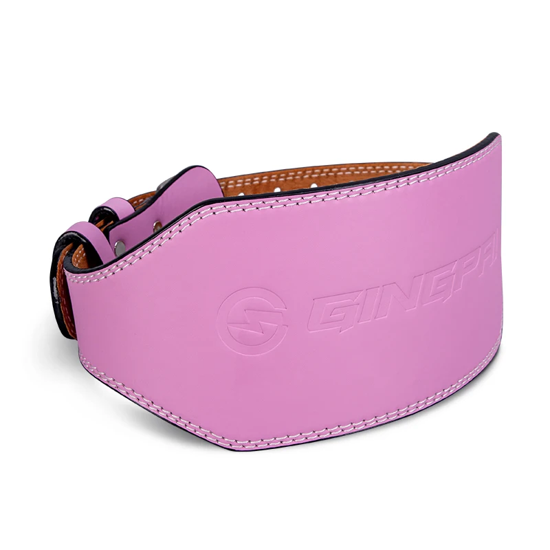 Sporter bereidt zich voor op een deadlift met de riem