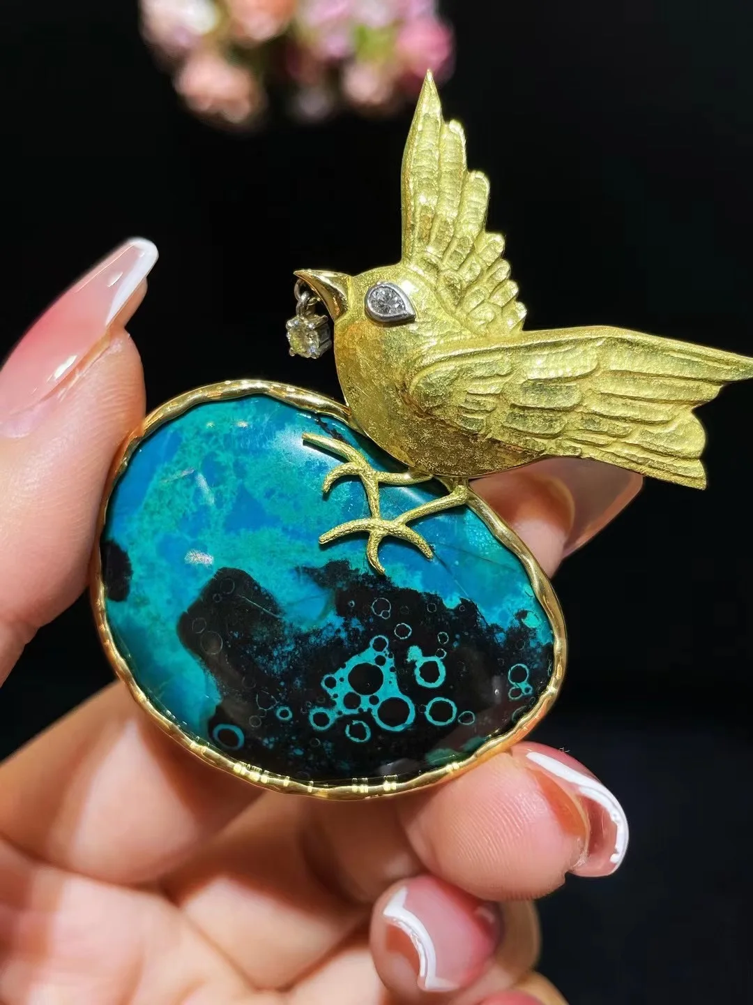 Рисунок 3 - Брошь в виде птицы из натурального малахита