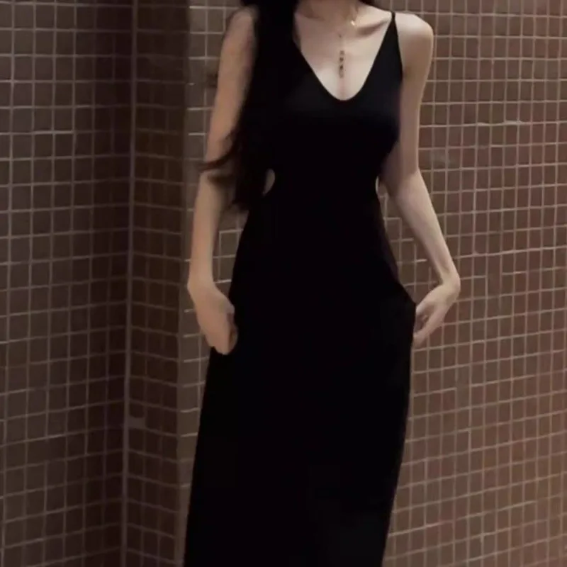 

Черное летнее платье с V-образным вырезом и лямкой на шее