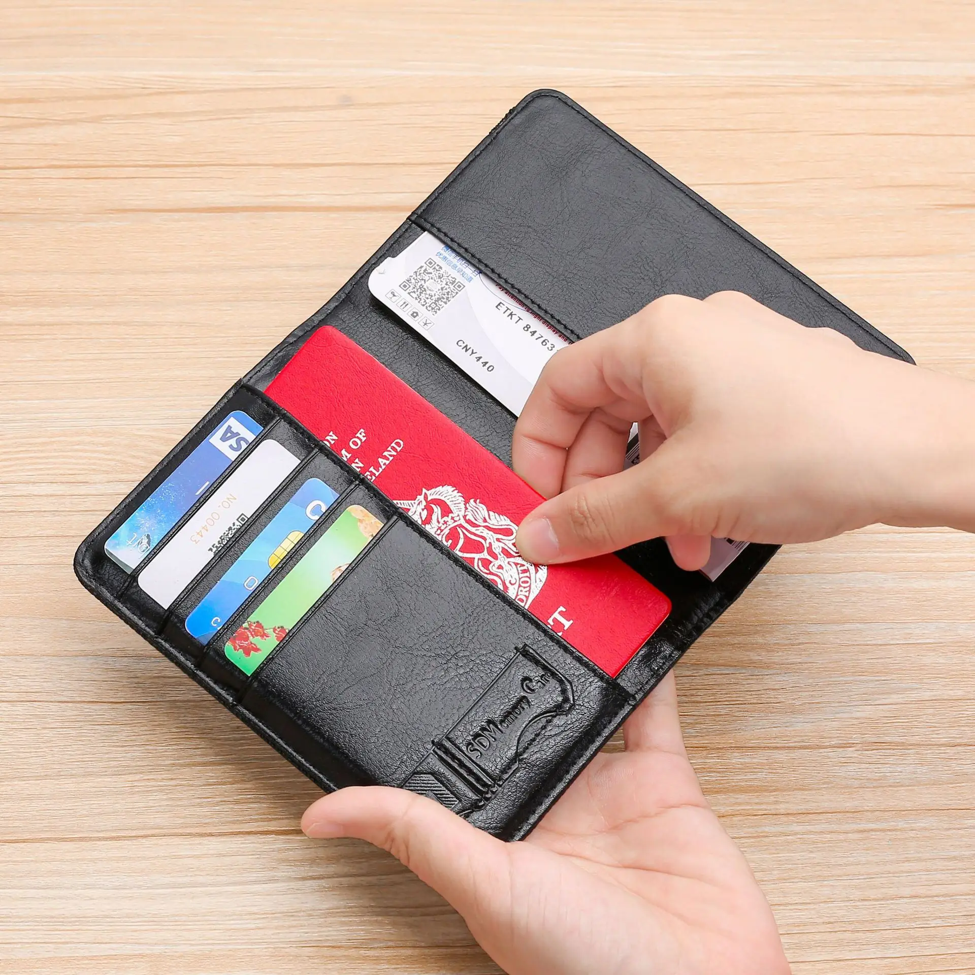 Porta Passaporto da Viaggio, Custodia Porta Passaporto per Donna e Uomo, Porta Documenti in PVC con Chiusura Elastica - immagine 2