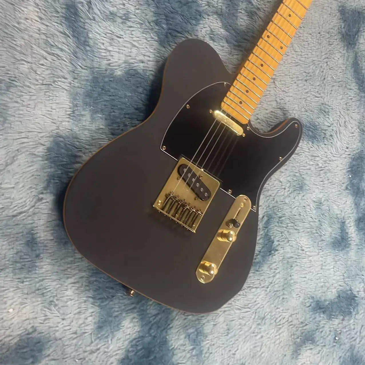 

Матовая 6-струнная сплит-электрическая гитара, черный корпус, черная защита, матовый цвет, кленовый гриф, Кленовая дорожка, одиночный захват
