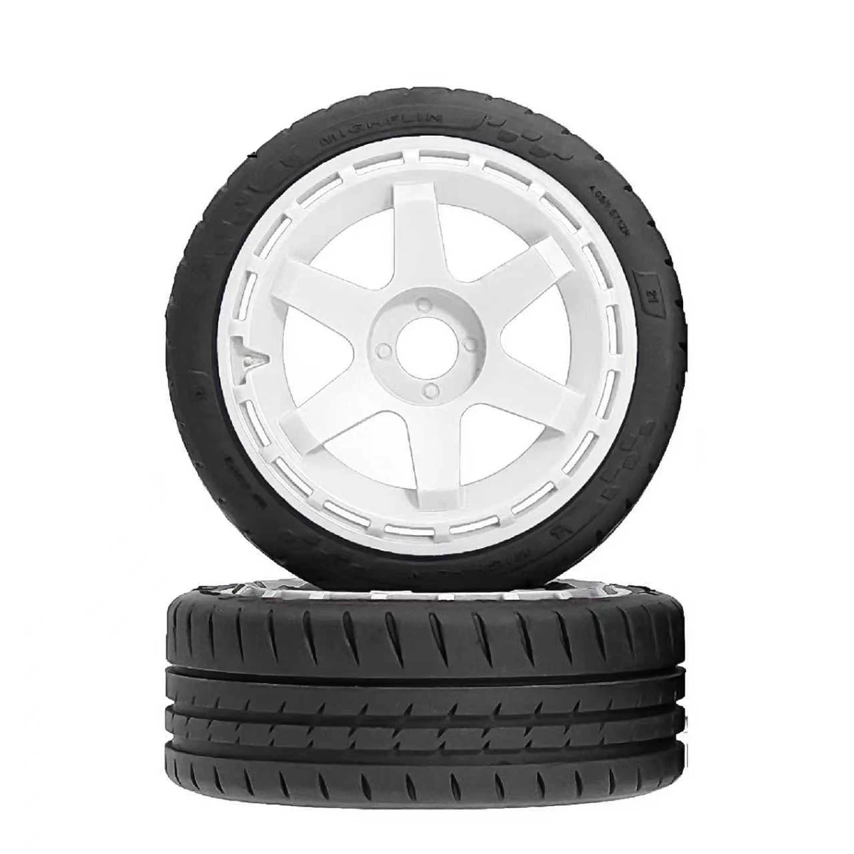 Pneu vert de voiture RC 1/10 haute qualité, détail du flanc et de la jante, fond neutre.