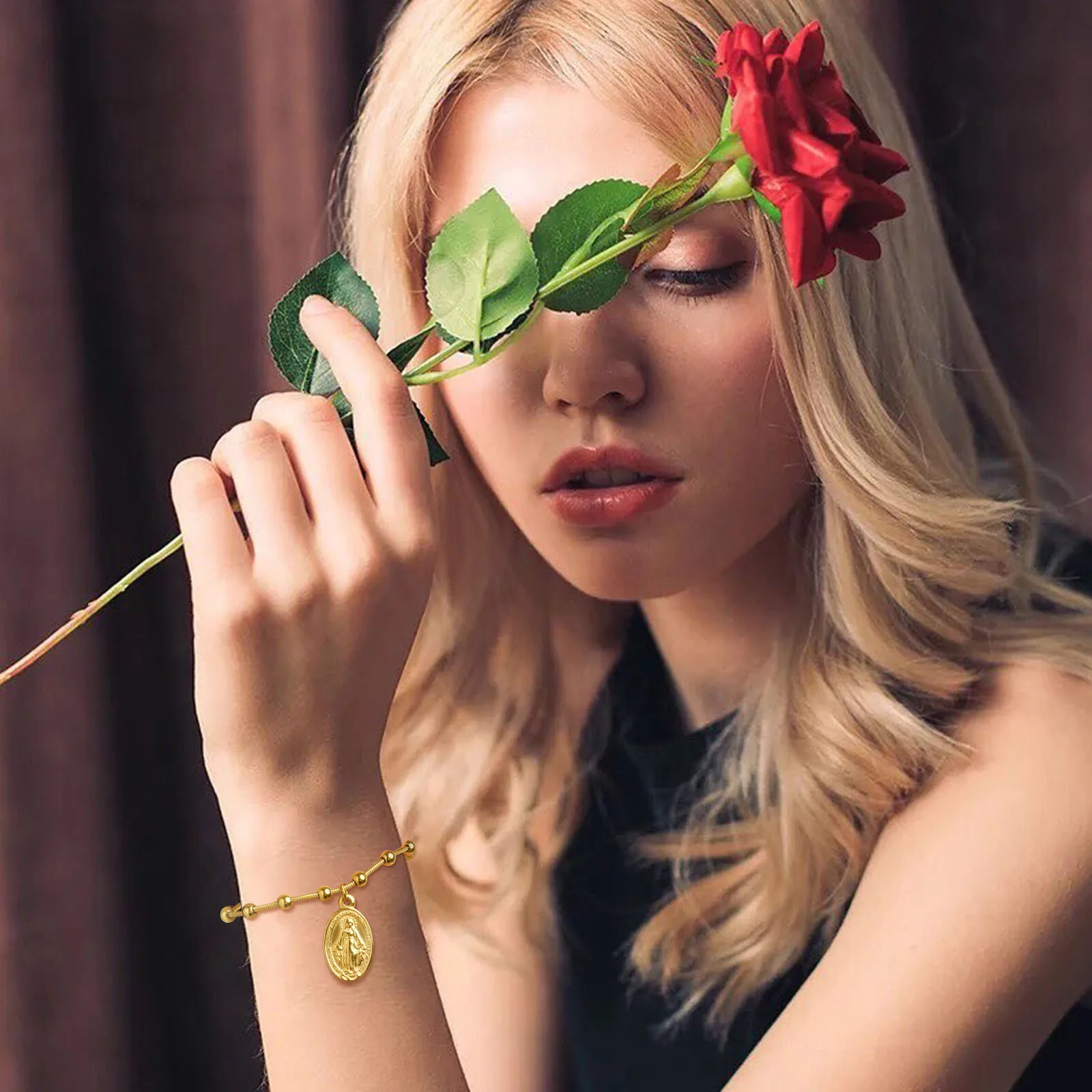 Medalla Virgen María y Cruz en Acero Oro 18K - Dalesha Faith - Imagen 3