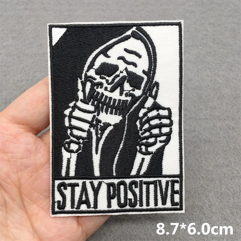Toppe in bianco e nero sui vesti Toppe ricamate termoadesive fai-da-te per abbigliamento Giacca Jeans Adesivi Applicazioni punk
