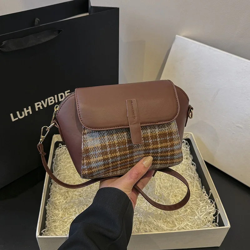 Retro Crossbody Bag Female Winter New Niche Design Trend Fashion Shoulder Bag Simple Fashion Female Messenger Shoulder Bag