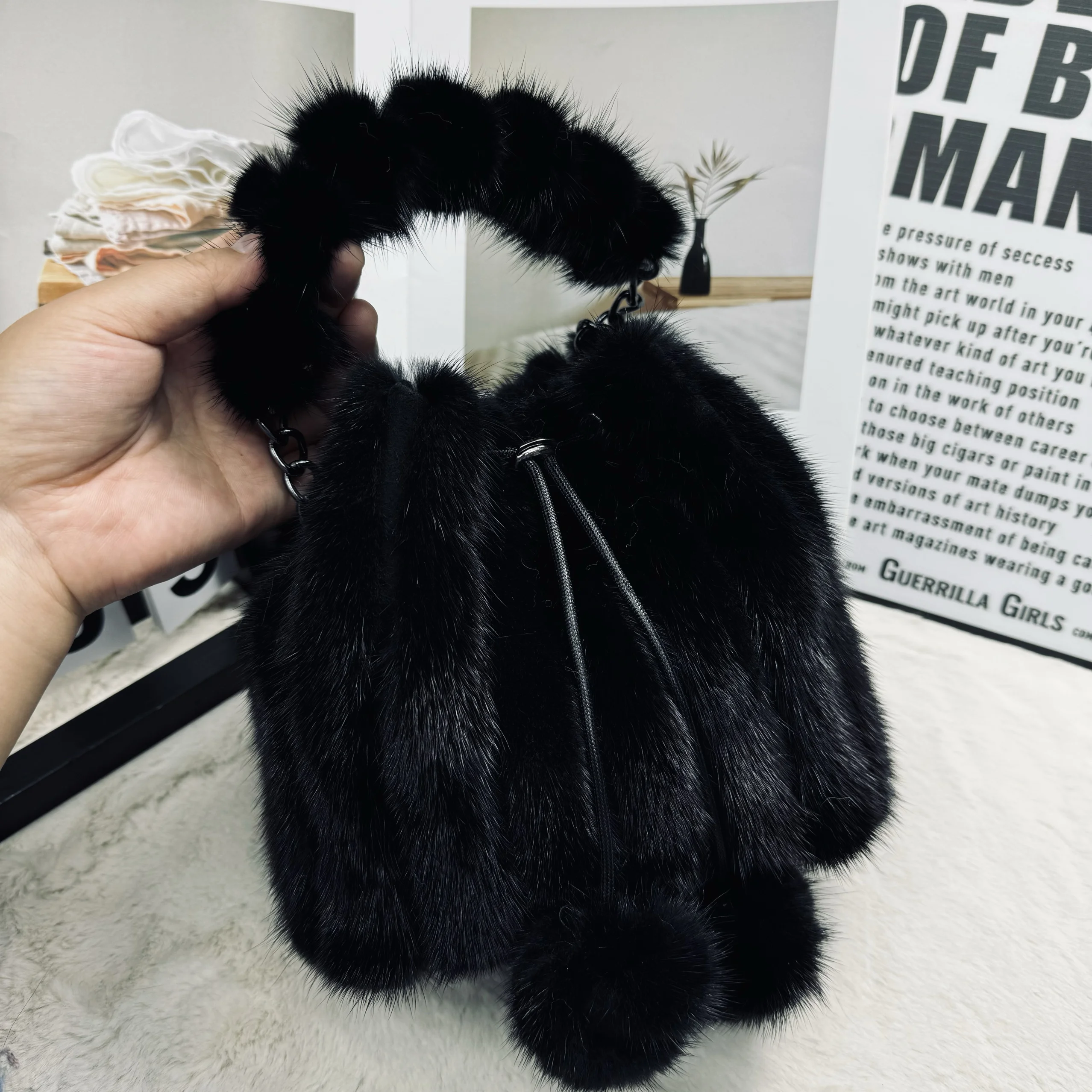 Women's Fashionable Plush bucket Tote Bag High-end Pleated Mink fur Shoulder Crossbody Bag Commuter Bag with Metal Chain