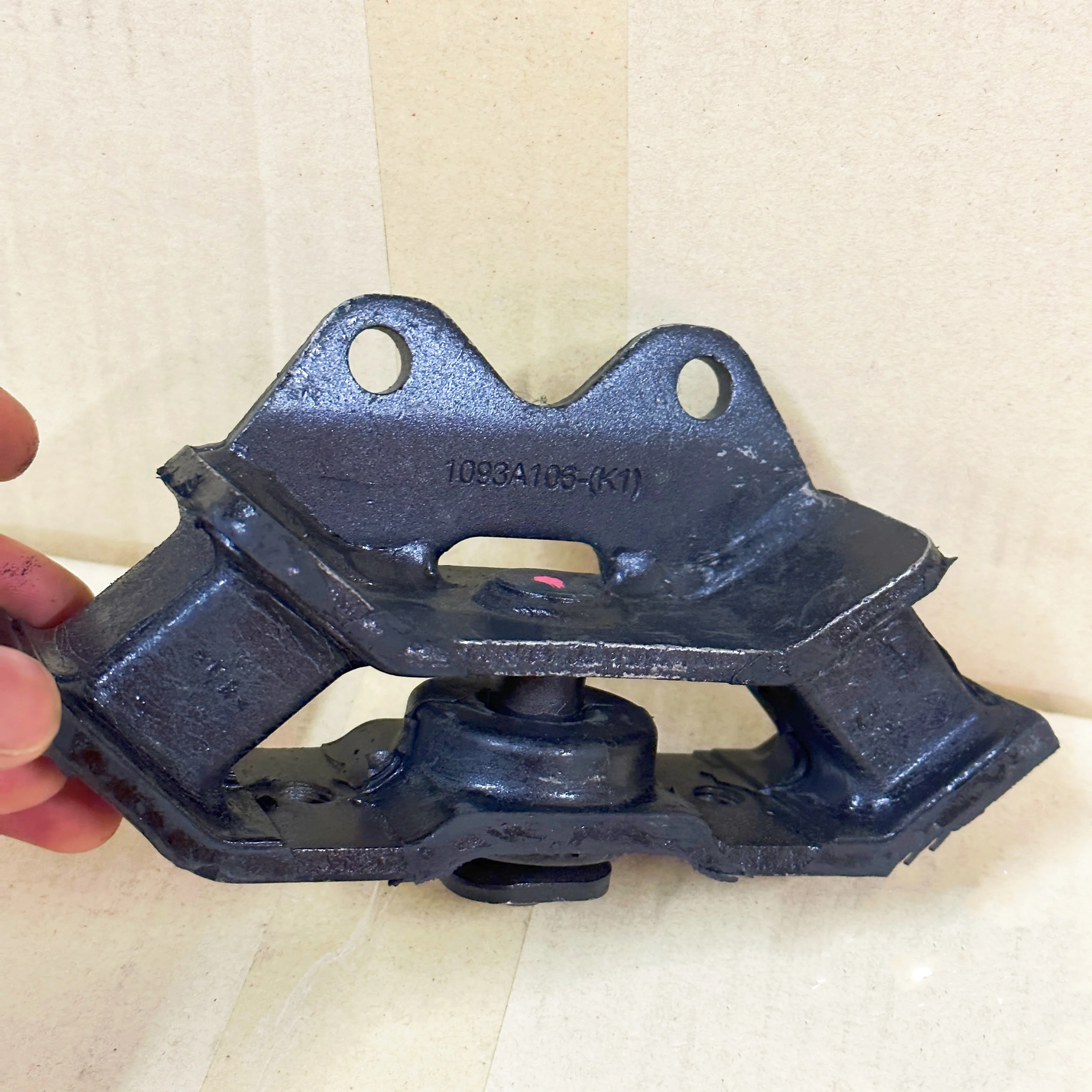 Baificar New Genuine Transmission Mounting Buffer Bracket MR992703 