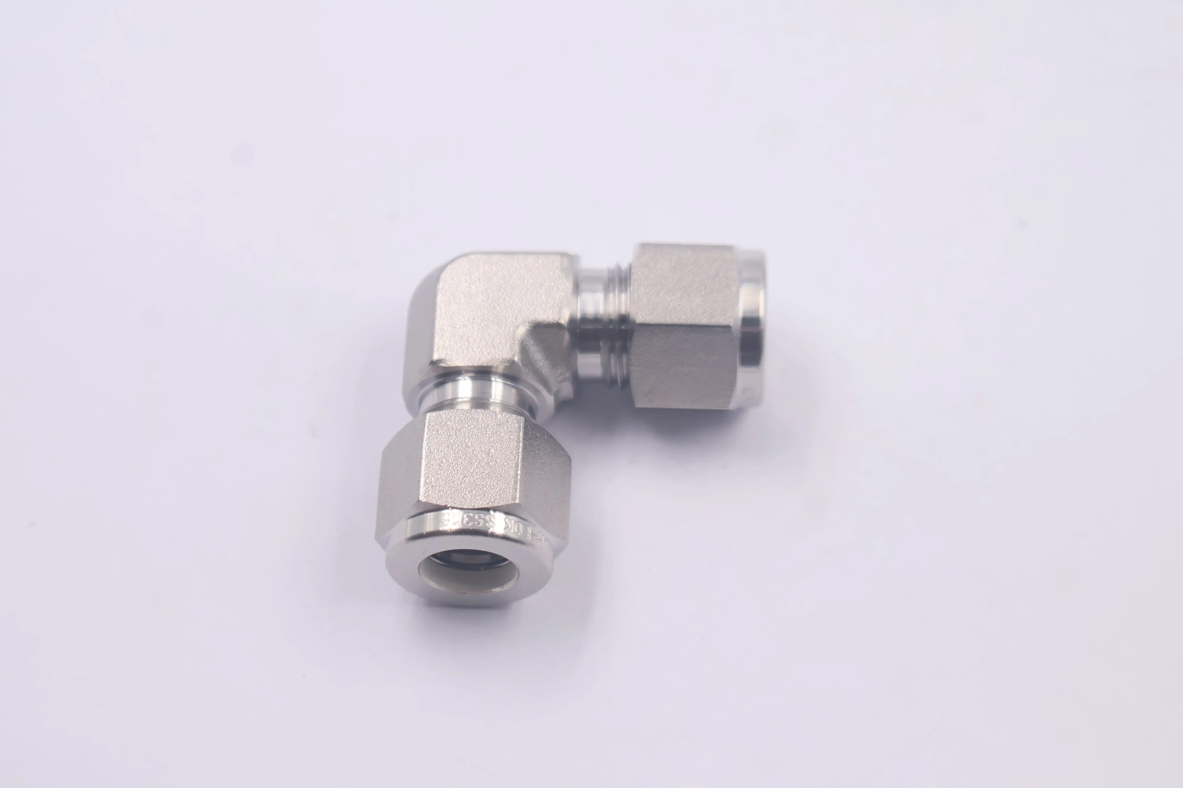 SS-600-9, Stainless Steel Tube Fitting, Union Elbow, 3/8 in. Tube OD, Can Combination with Swagelok