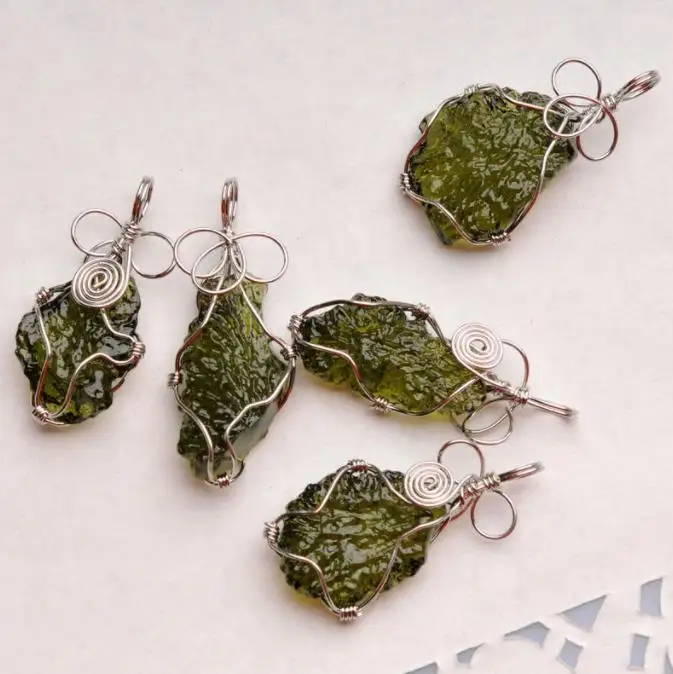 Ciondolo Moldavite Forma Irregolare Verde Moldavite Meteorite Ceco Pietra Energetica Di Cristallo Grezzo Grezzo Per La Creazione Di Gioielli D'Arte