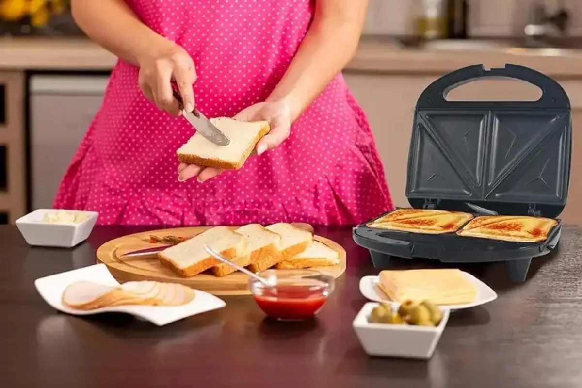 Non-Stick Plates 750W Indoor Grill Kitchen or Dorm Essentials Easy to Clean and Storage Electric toaster grill Sandwich Maker