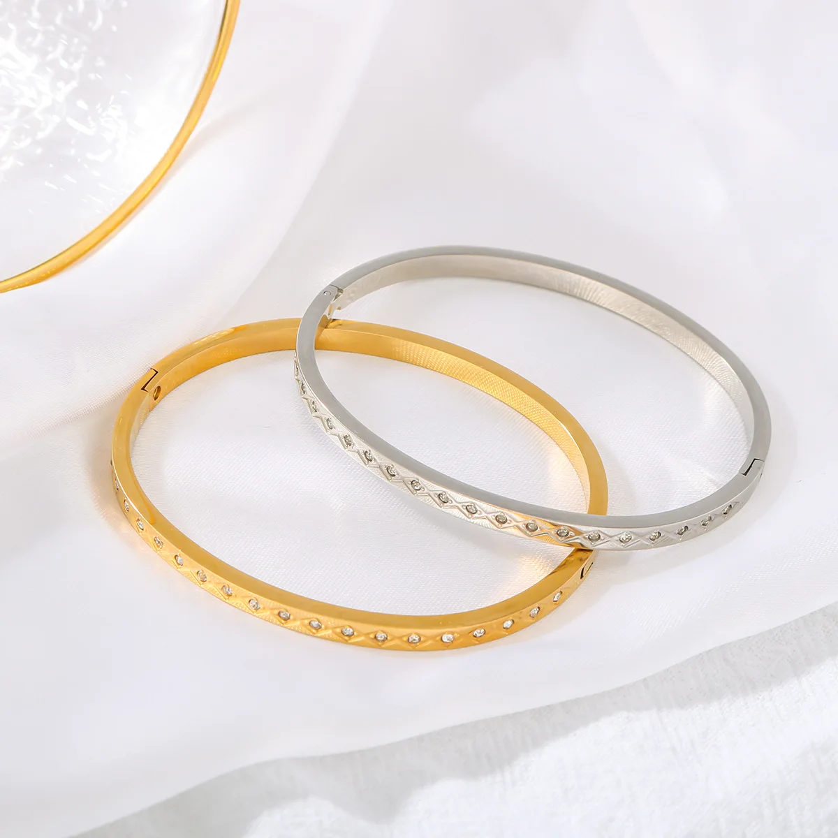 Classic Stainless Steel Inlaid Cubic Zirconia Bangle for Women18K Gold Plated Waterproof Thin Bracelet Retro Jewelry Party Gift