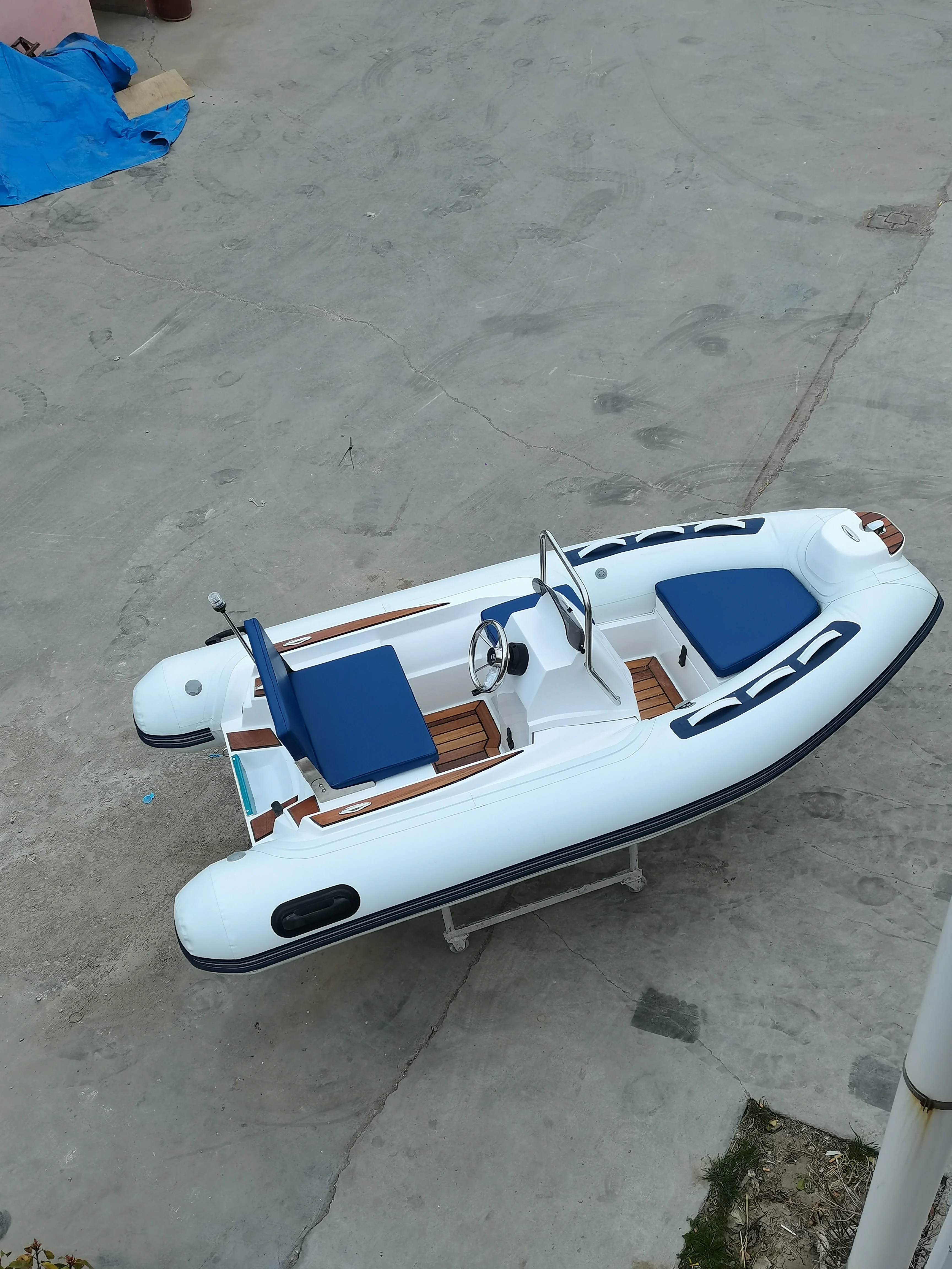 Bateau pneumatique JIAHE-300 300cm 5 places moteur 15CV