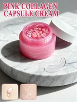 Crème en capsules de collagène rose infusée de nicotinamide, un produit hydratant pour le visage, utilisé pour lutter contre les rides et hydrater la peau. 1