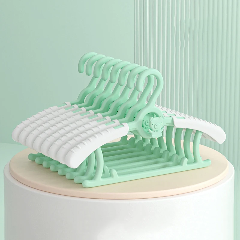 Рисунок 4 - Напольные эстетические вешалки для одежды для балкона