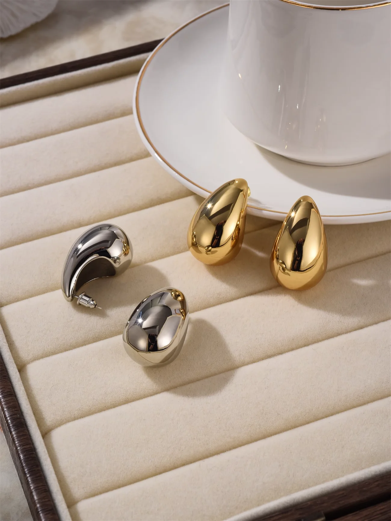 

Женские серьги-капельки из латуни маленького размера