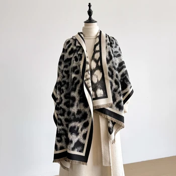 Nuova eleganza Sciarpa con stampa leopardata su due lati Scialle di pashmina con frange calde Coperta antivento resistente al freddo per esterni autunno e inverno 1