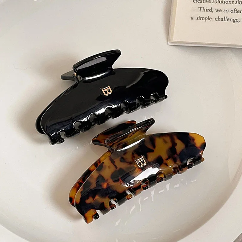 Рисунок 4 - Заколка для волос «Акула» с надписью «B»