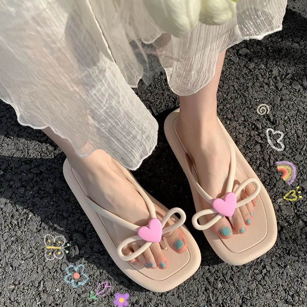 

A110 Internet celebrity girl's heart flip-flops women's shoes sandals ins non-slip e home new slippers for women to wear o