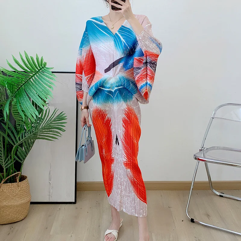 

Bat Sleeve Pleated Dress 2023 Summer New V-neck Feather Print Dress Fashionable Elegant Age-reducing Slim-fit Long Dress