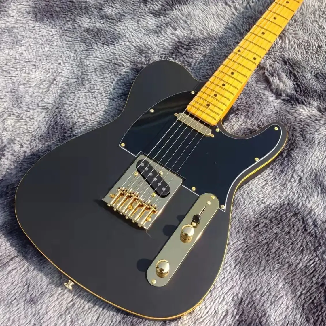 

Top Factory Customization Black Solid Wood Electric Guitar 6 String