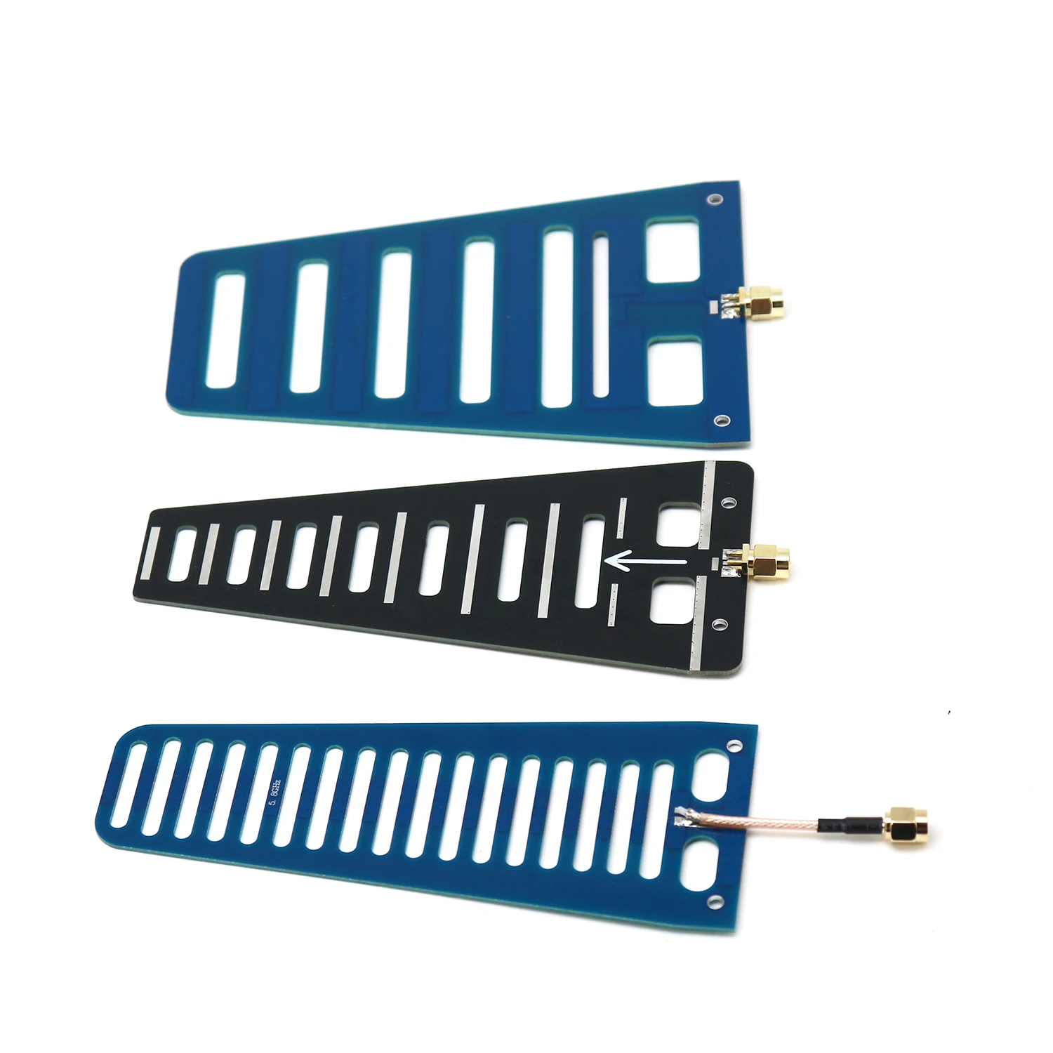 Vue rapprochée des connecteurs SMA des antennes directionnelles haut gain pour RC et FPV.