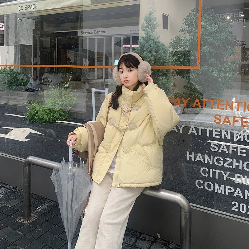 Рисунок 6 - Женская короткая куртка с воротником-стойкой