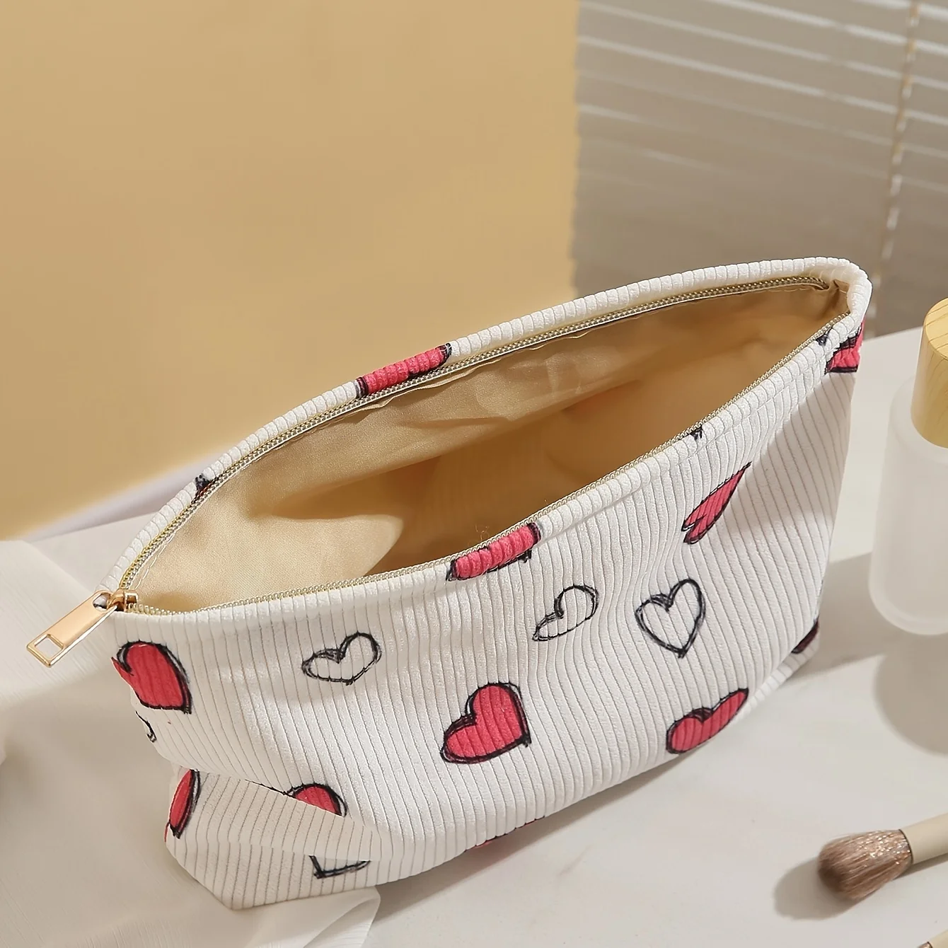 1pc，Minimally designed heart-shaped printed corduroy zipper makeup bag, lightweight and multifunctional cosmetic storage bag