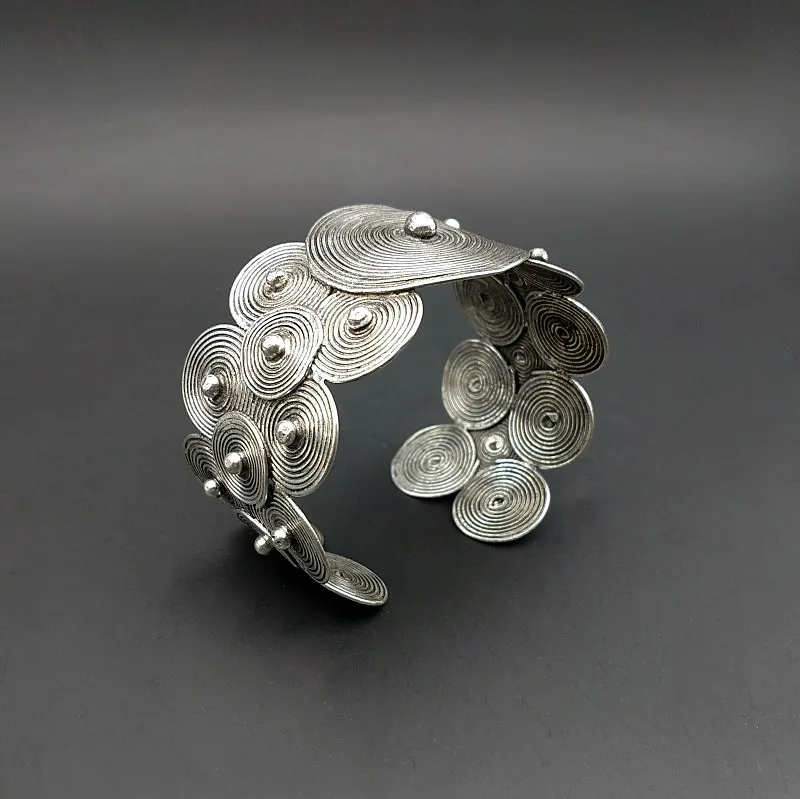 

Exquisite and Simple Handmade Miao Silver Bracelet with Silk Slice Opening, Personalized and Dominant Bracelet