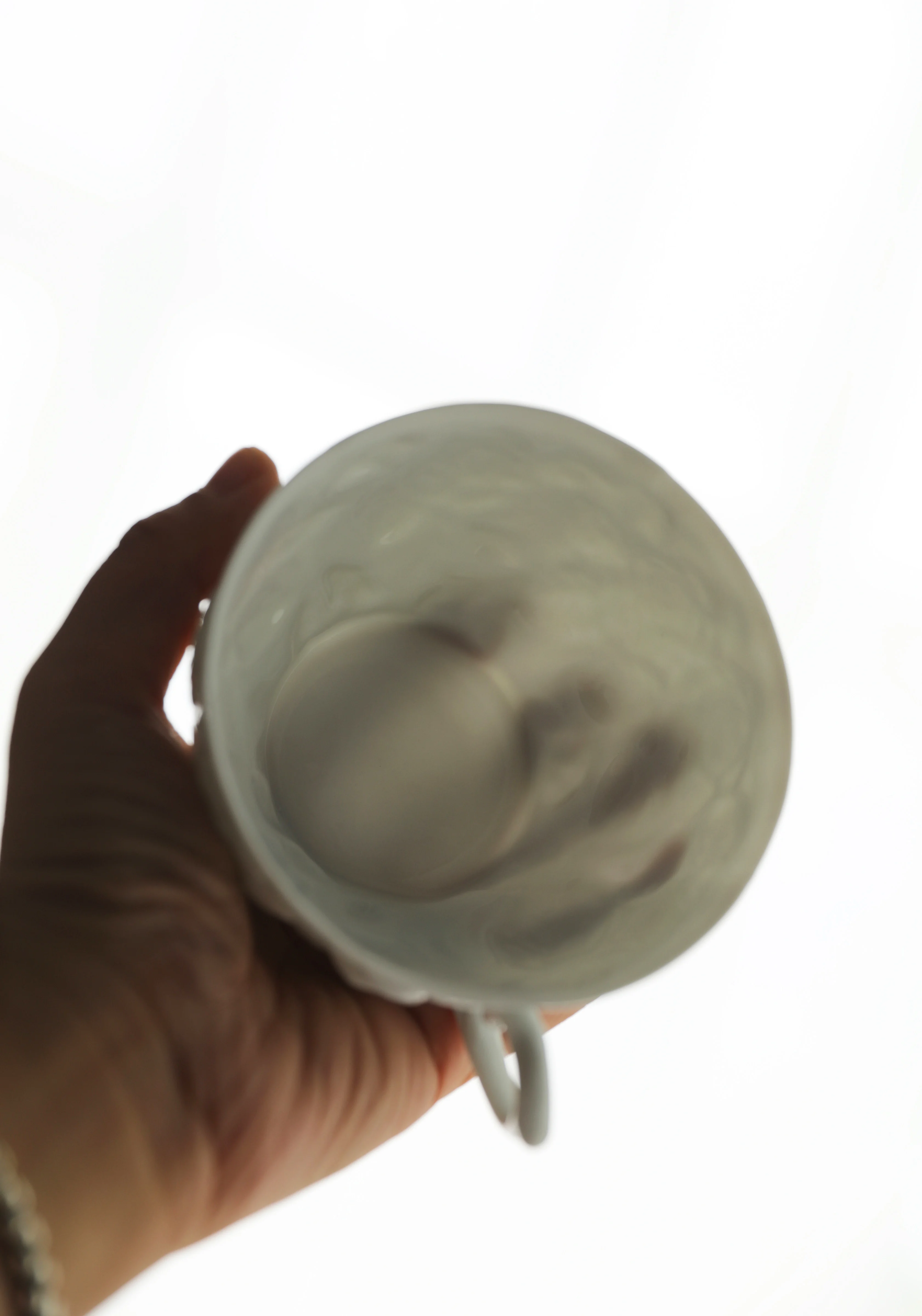 초입체감, 오래된 물건, 얇은 타이어, 차가운 흰색 부조꽃, 세라믹 애프터눈 티컵과 접시