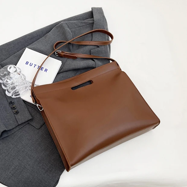 حقيبة كمبيوتر محمول عصرية بتصميم فاخر للمرأة اسم م...