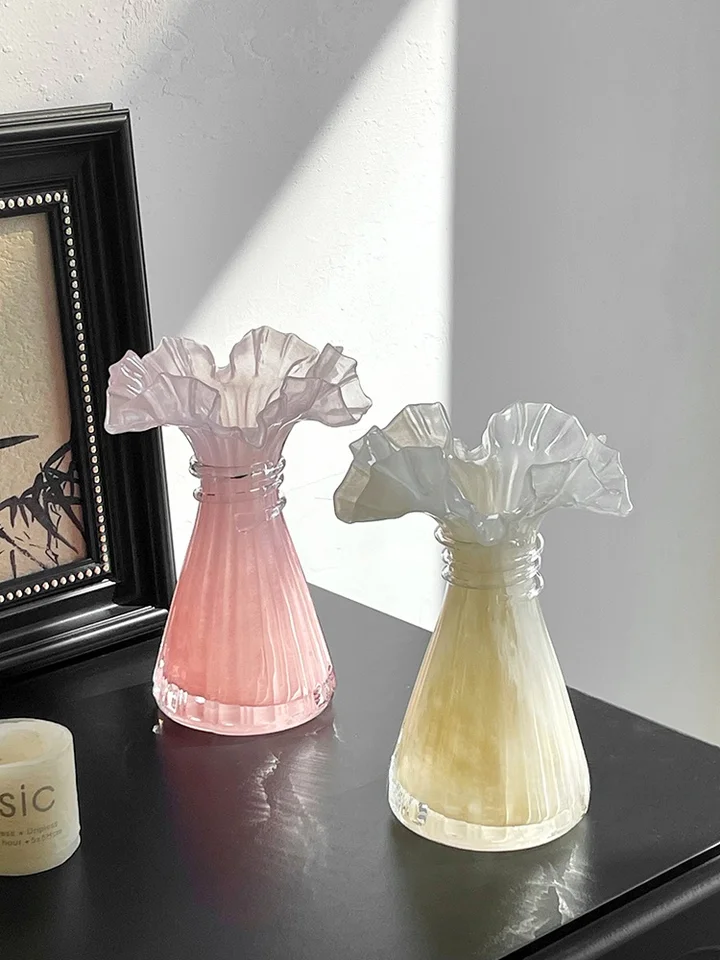 素朴なガラスの花瓶 美しいレースの縁 小さなスカートデザイン ソフト