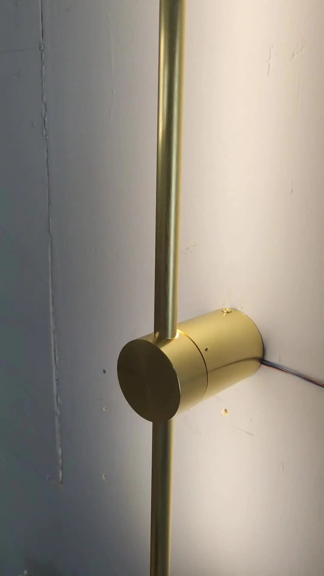Mjsdjof Nieuwe wandlamp in Chinese stijl, gouden metalen wandkandelaar met gegoten acryl lampenkap, creatieve bolvormige kristallen wandlamp, moderne minimalistische wandlampen voor nachtkastje, 3-kle