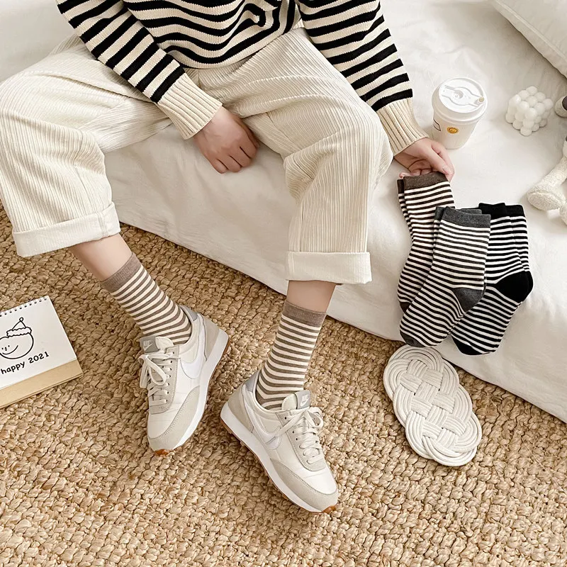 Neue Frauen Streifen Baumwolle Nette Socke Vier Saison Casual Dame Mittleren Rohr Schwarz Weiß Socken Für Frauen – Detail 2