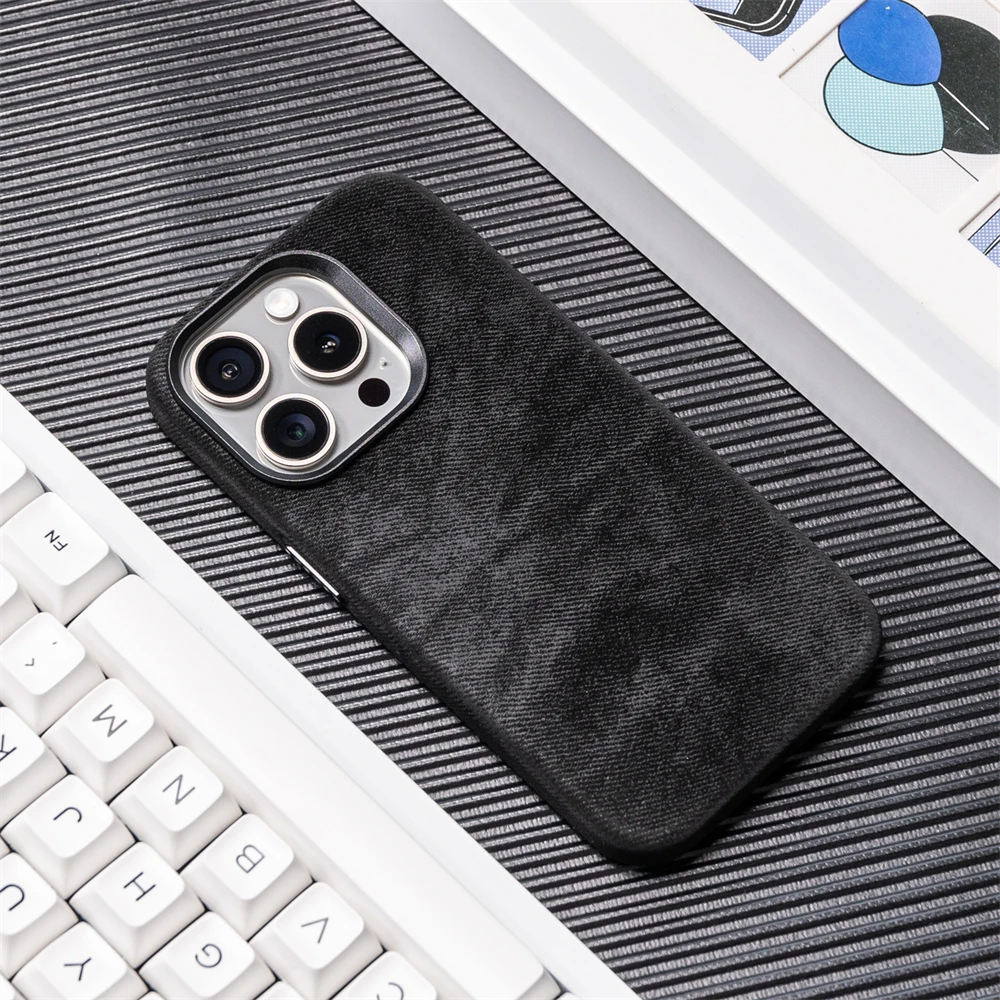 thumbnail image 1 of Funda de cuero de fibra de lujo para carga inalámbrica magnética MagSafe para iPhone 16 15 14 13 12 Pro Max Plus, cubierta trasera suave a prueba de golpes, 1 of 5