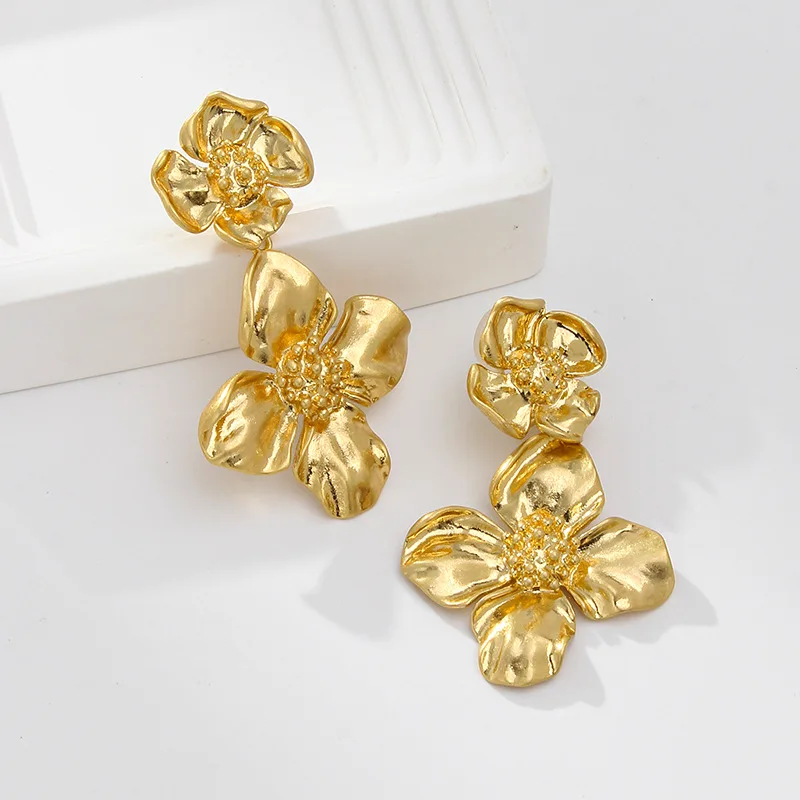 

Vintage flower ear clips without ear piercing, exaggerated antique stud earrings, women's cold style new earrings