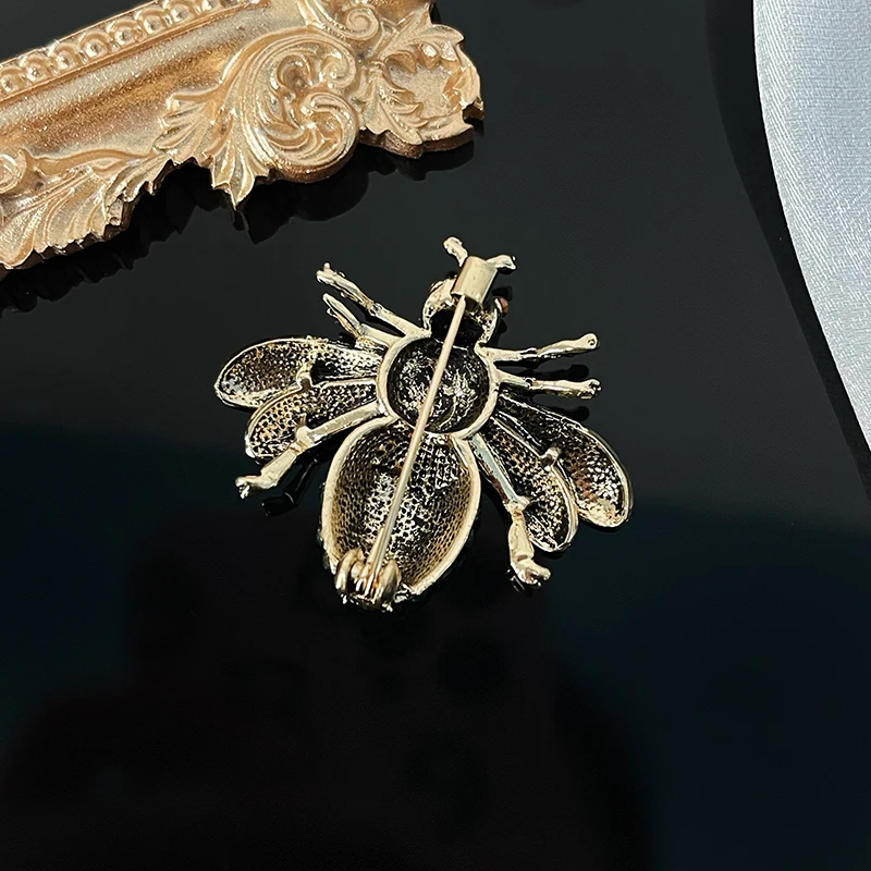 CAREOR Paquete De 2 Broches De Abeja Retro De Cristal De Diamantes De Imitación Para Mujeres Elegantes, Ocasiones Formales Y Fiestas (oro Plata), Plástico