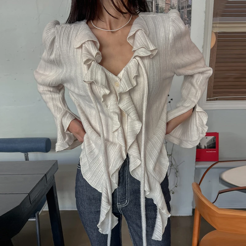 Рисунок 4 - Женская блузка с V-образным вырезом