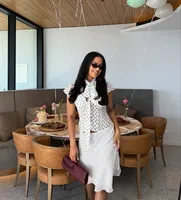 Ensemble Guz à col montant avec ruban à pois de style français, haut à boutons et taille cintrée avec détails ajourés et petites manches volantées, mini-jupe taille basse amincissante, ensemble deux pièces pour une fille audacieuse, chemise à manches courtes à col montant à nouer et fente. 4