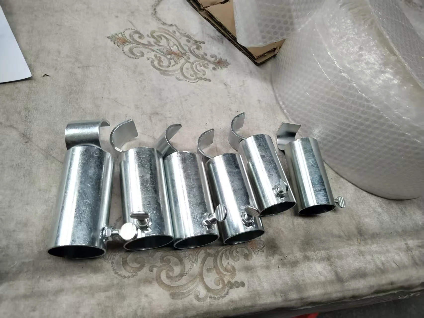 Bending hook bracket for pipes and curtain supports, metal bracket