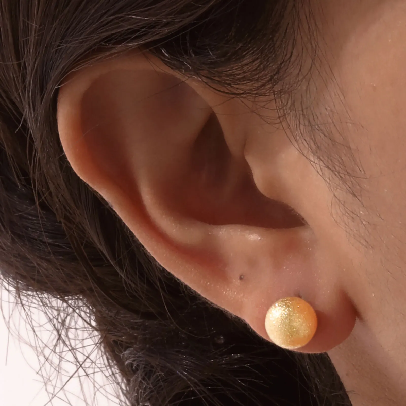 أقراط كروية كلاسيكية مقاس 8 مم للنساء، مجوهرات أذن مطلية بالذهب عيار 18 قيراط من الفولاذ المقاوم للصدأ ومضادة للحساسية