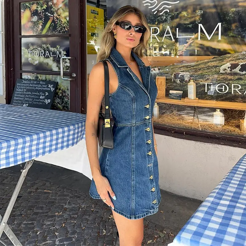 Vestido corto vaquero sexy de corte A con escote en V profundo, sin mangas, de una sola botonadura, de cintura alta, estilo urbano vintage ajustado de verano 2025