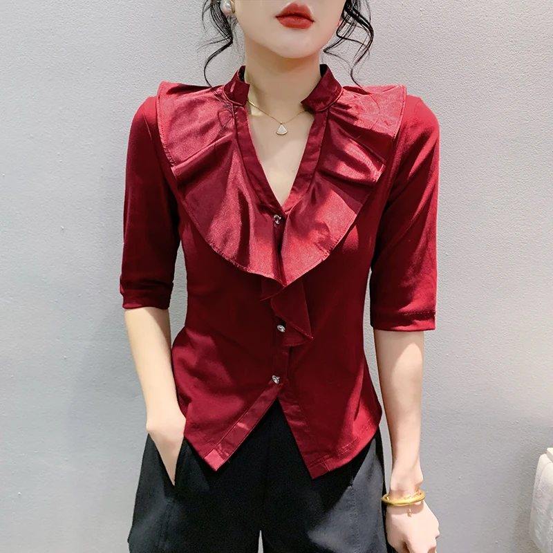 

Женская футболка с рюшами, V-образным вырезом и пуговицами