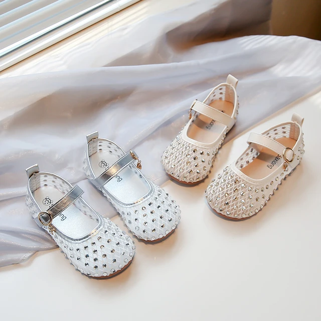 Sandales d'été pour filles, maille d'air en cristal, Biege argent, chaussures plates de luxe pour enfants, belles chaussures de fête gracieuses antidérapantes pour enfants 1