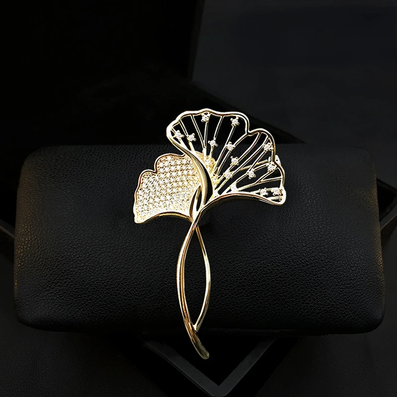 

Eternal Love Ginkgo Leaf Brooch Luxury Suit Women Decorative Neckline Pin Clothes All-Match Corsage Ornament Jewelry Gifts 3737