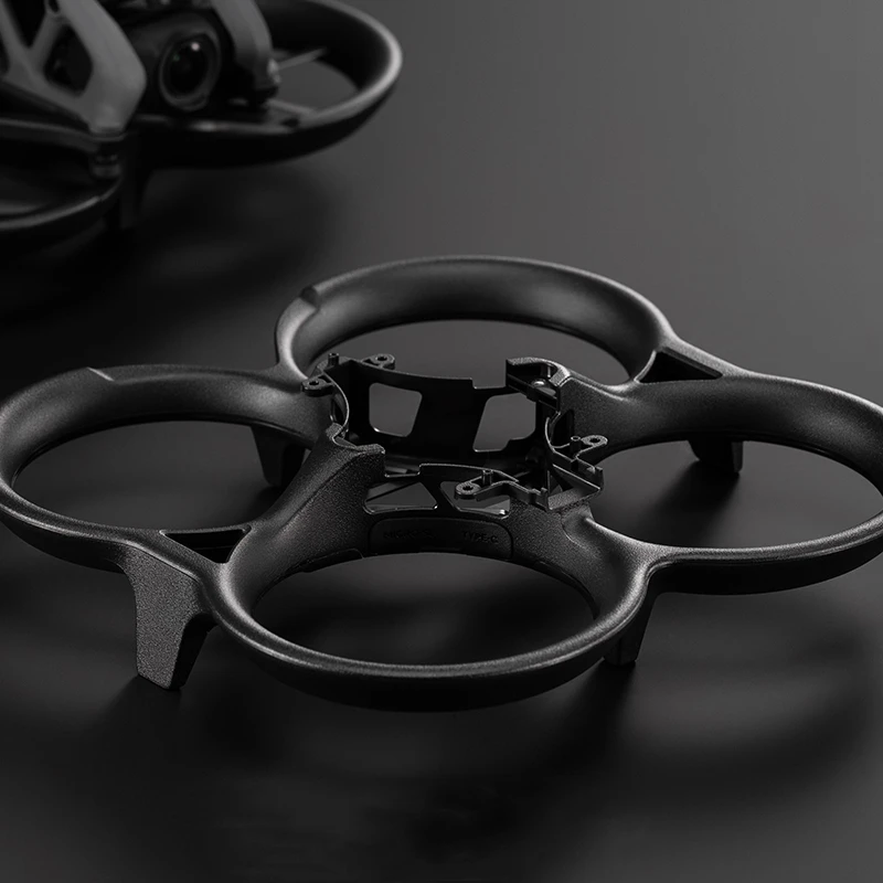 Drone DJI Avata équipé du protège-hélice, offrant une protection renforcée pour des vols en toute sécurité.